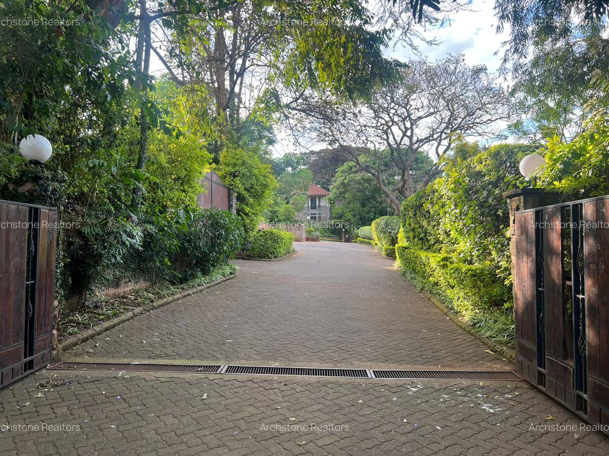 5 Bed Townhouse with En Suite in Rosslyn - 2