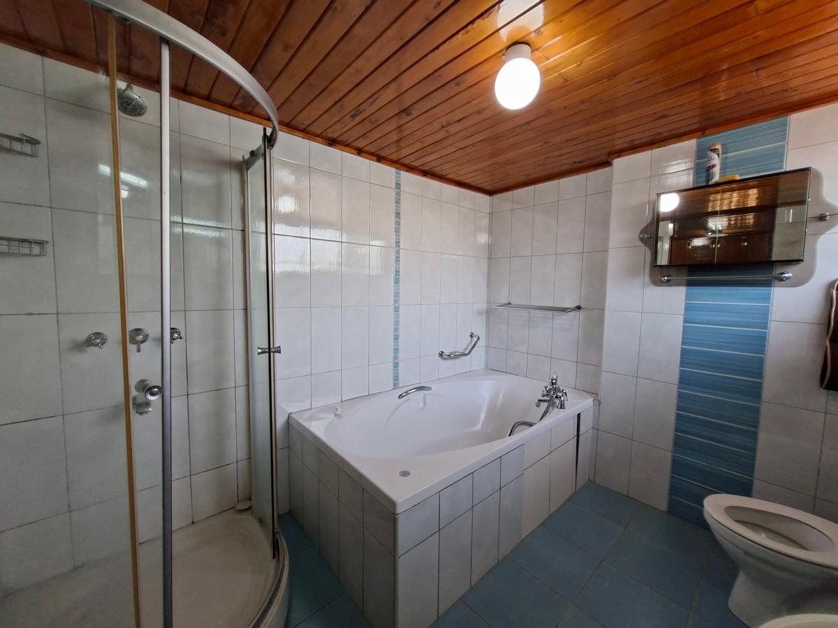 4 Bed House with En Suite at Off Un Avenue - 16