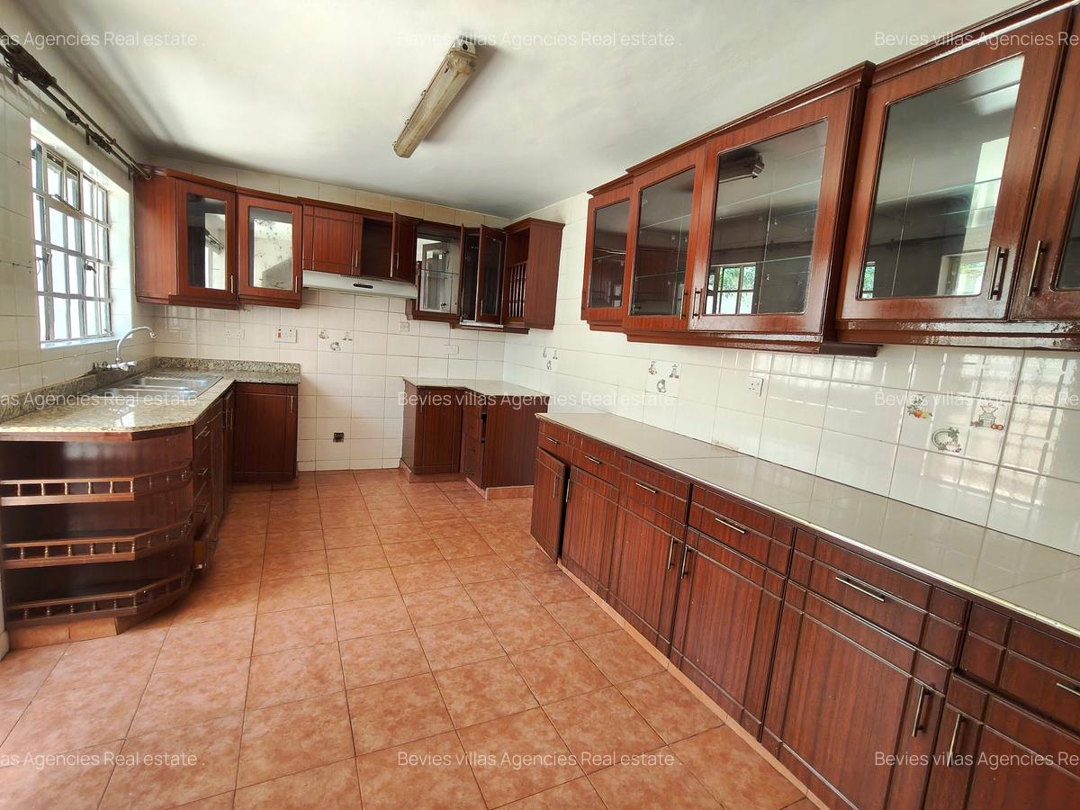 5 Bed Townhouse with En Suite at Brookside - 3