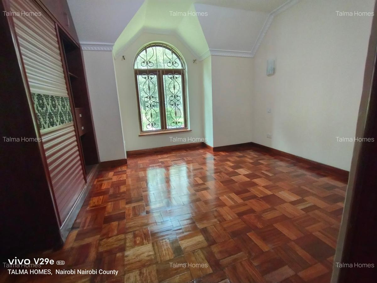 5 Bed Townhouse with En Suite at Valley Arcade - 17