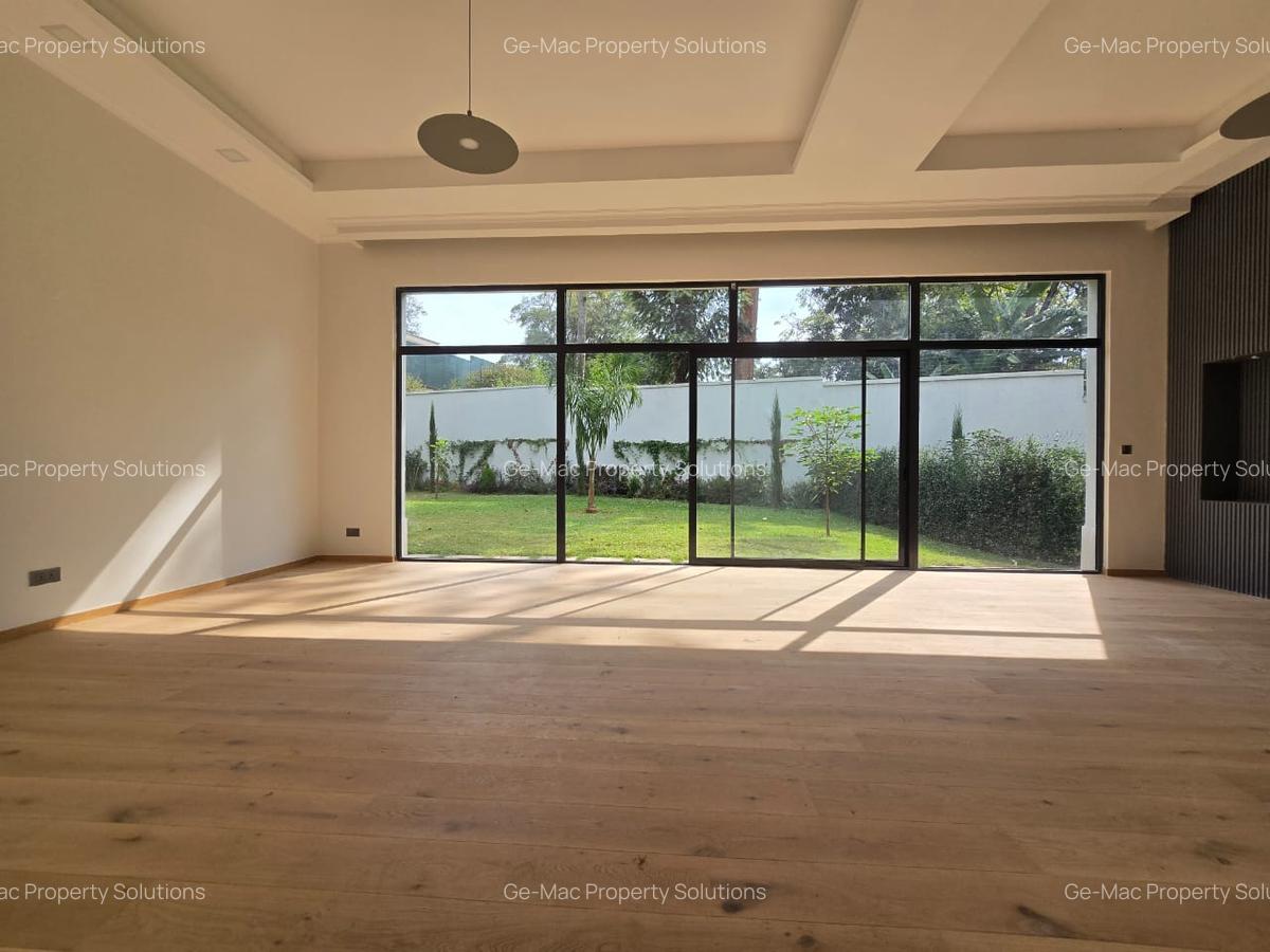 5 Bed House with Garden in Lavington - 2