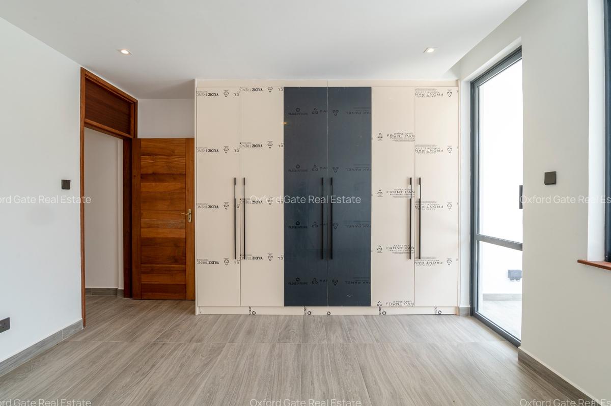 5 Bed Townhouse with En Suite at Lavington - 14