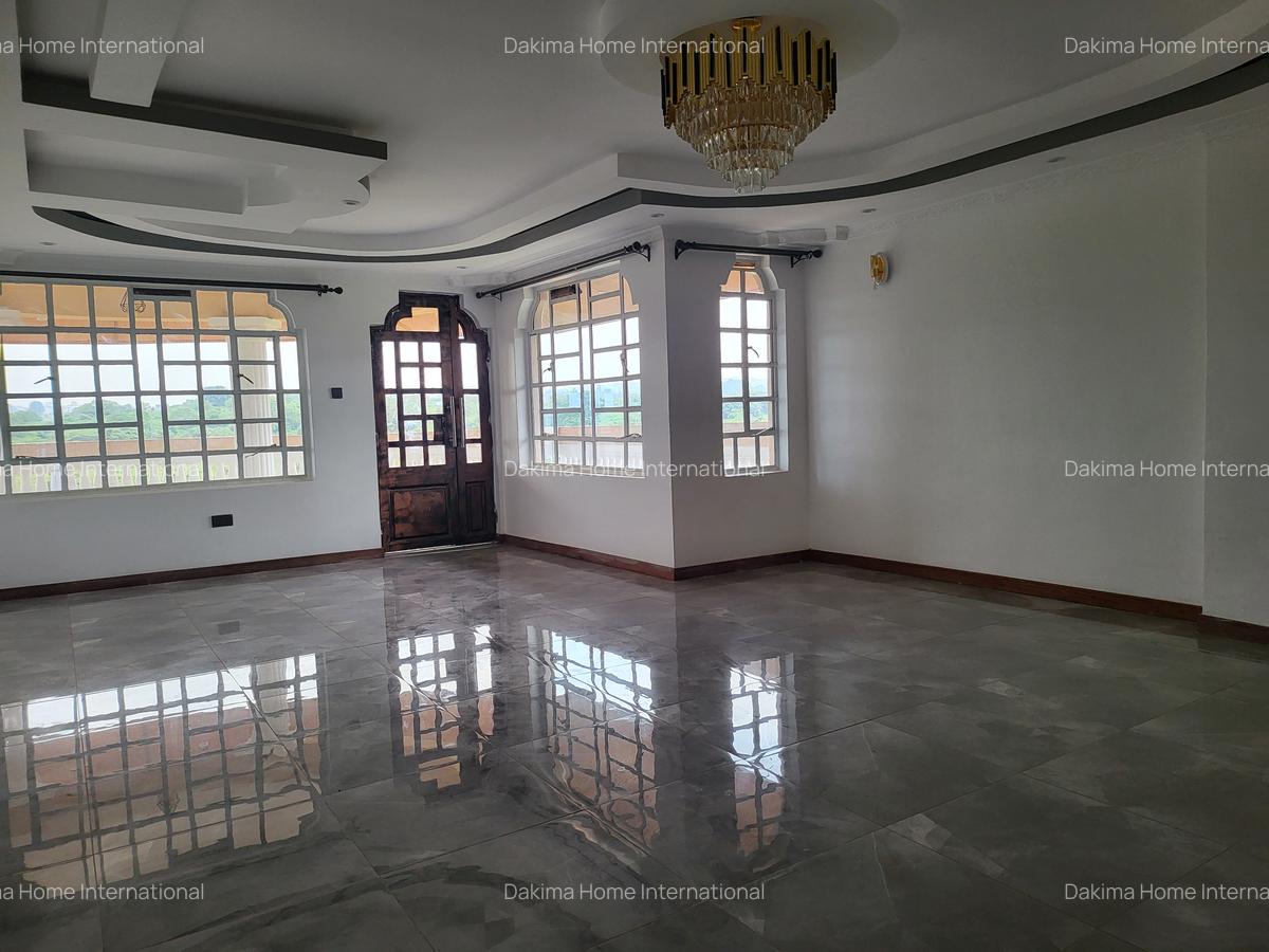 5 Bed House with En Suite in Runda - 12