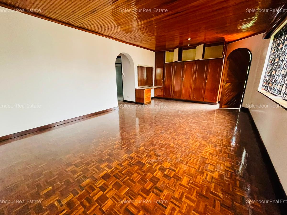 5 Bed Townhouse with En Suite in Lavington - 4