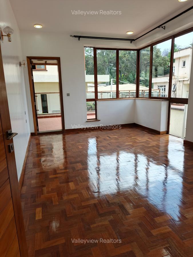 6 Bed Townhouse with En Suite at Lavington - 4