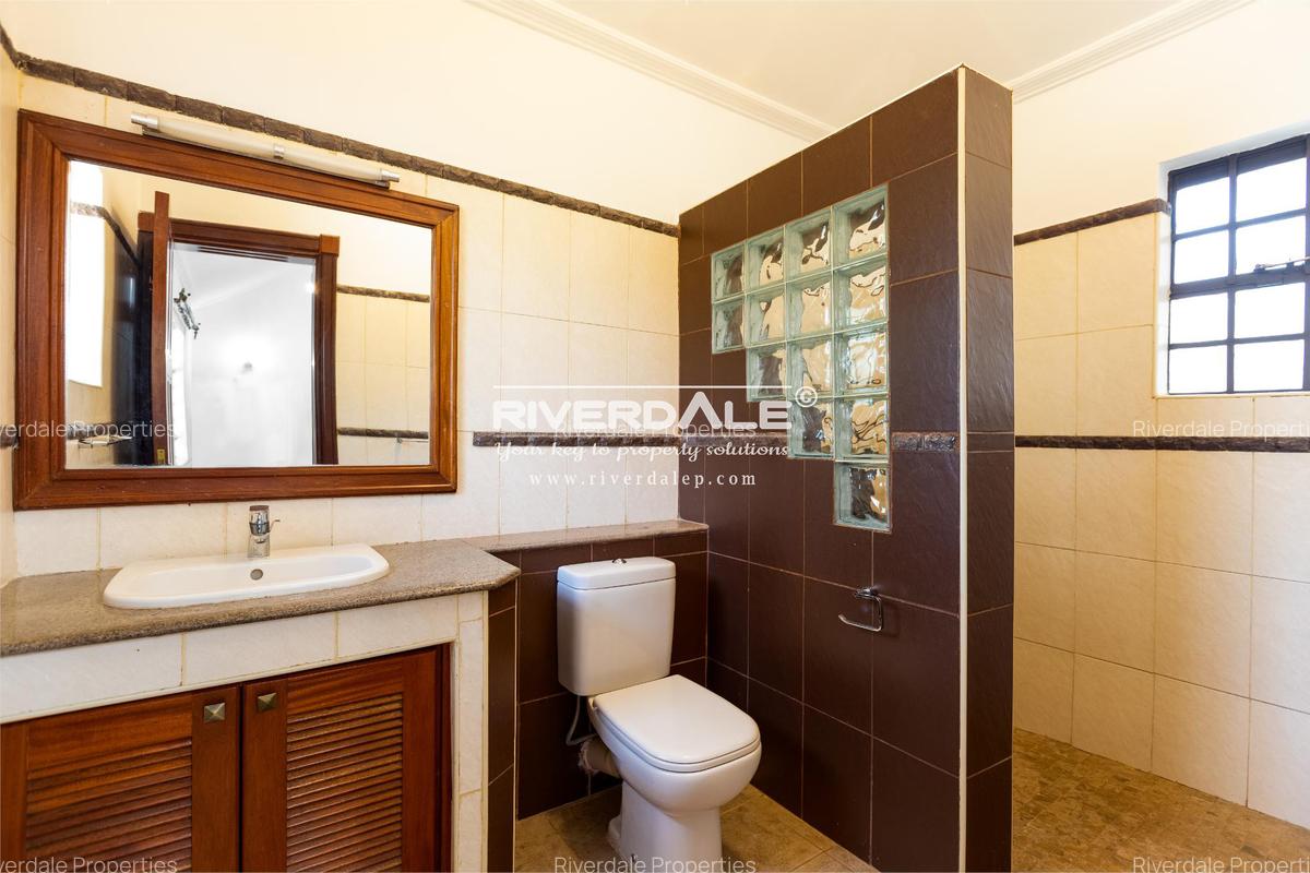 4 Bed Villa with En Suite in Westlands Area - 17
