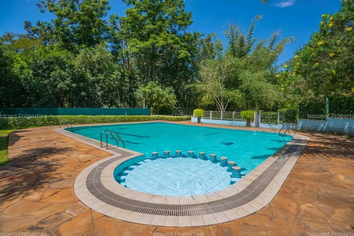 4 Bed House with En Suite in Lavington - 7