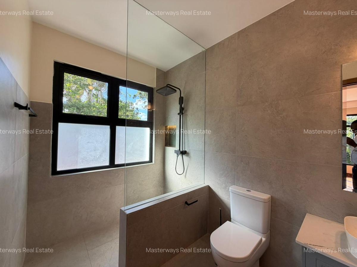 5 Bed Villa with En Suite in Runda - 12