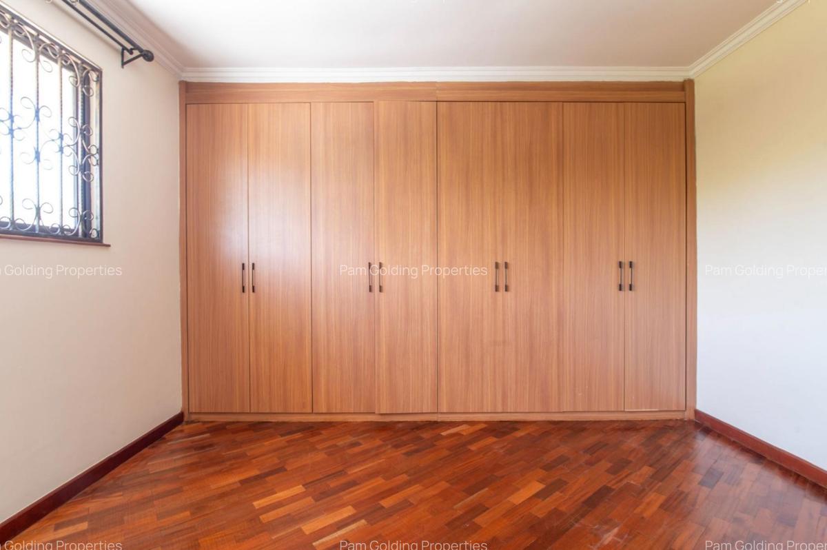 4 Bed House at Ridgeways Lane - 14