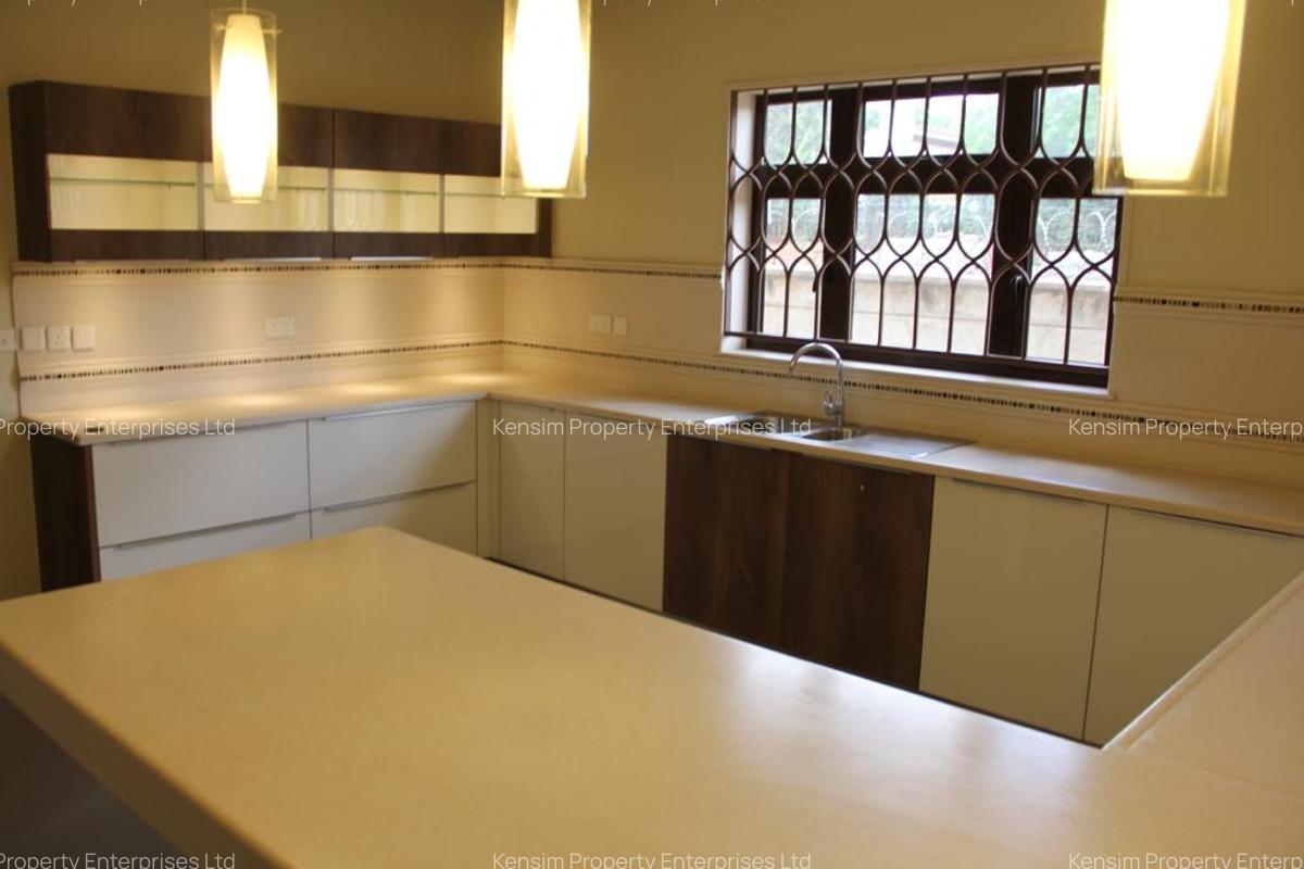 5 Bed House with En Suite in Runda - 9