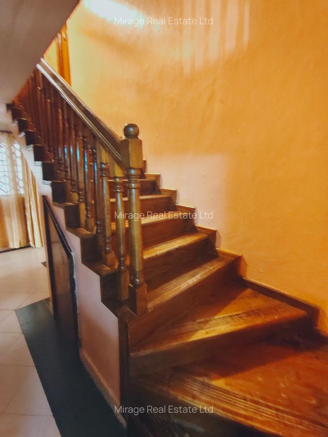 6 Bed House with En Suite in Lavington - 15