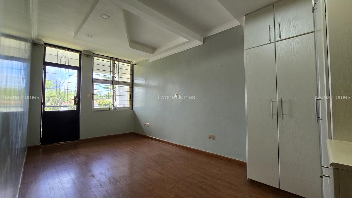 5 Bed House with En Suite in Ridgeways - 15