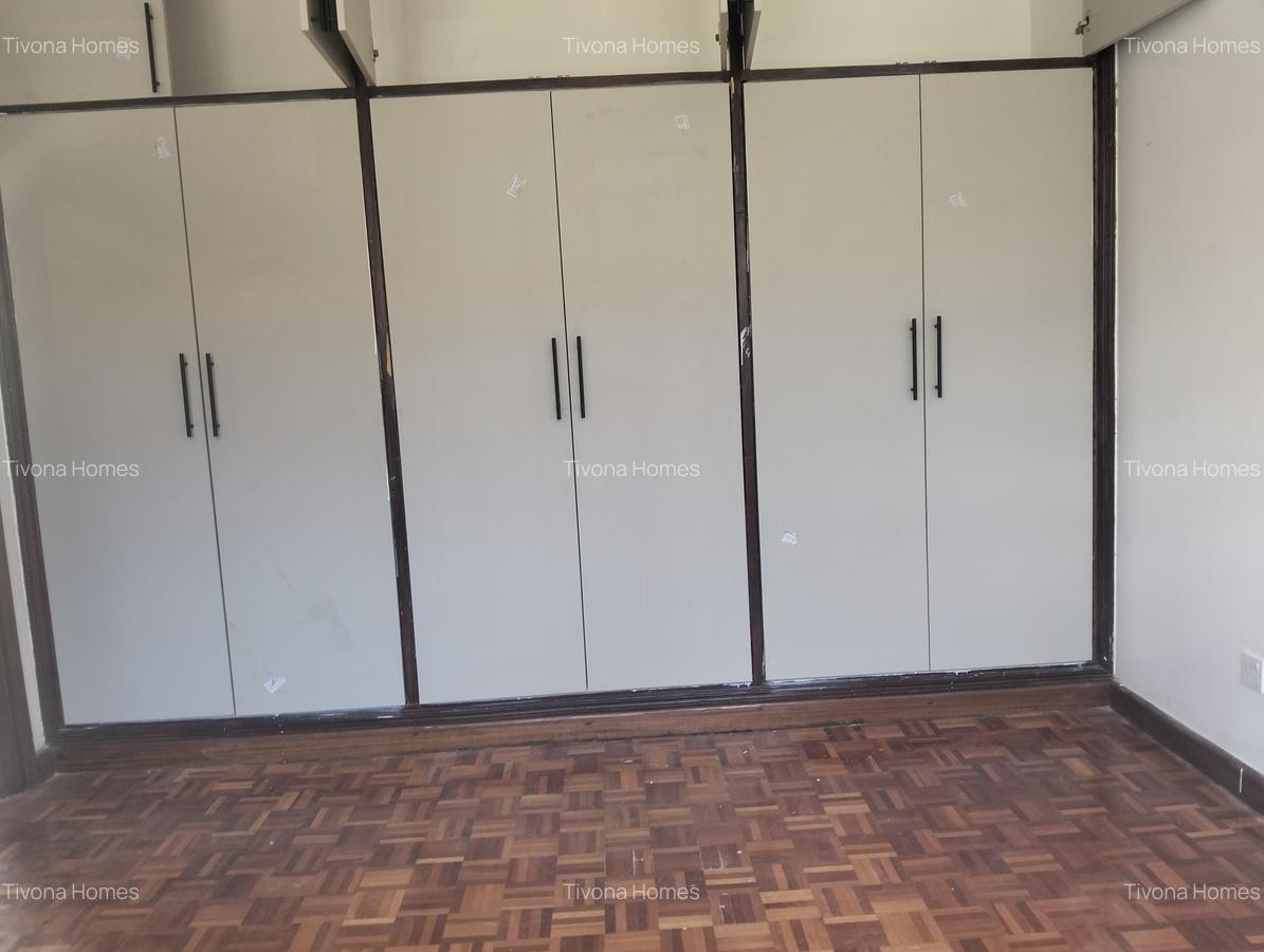 4 Bed House with En Suite in Lavington - 9