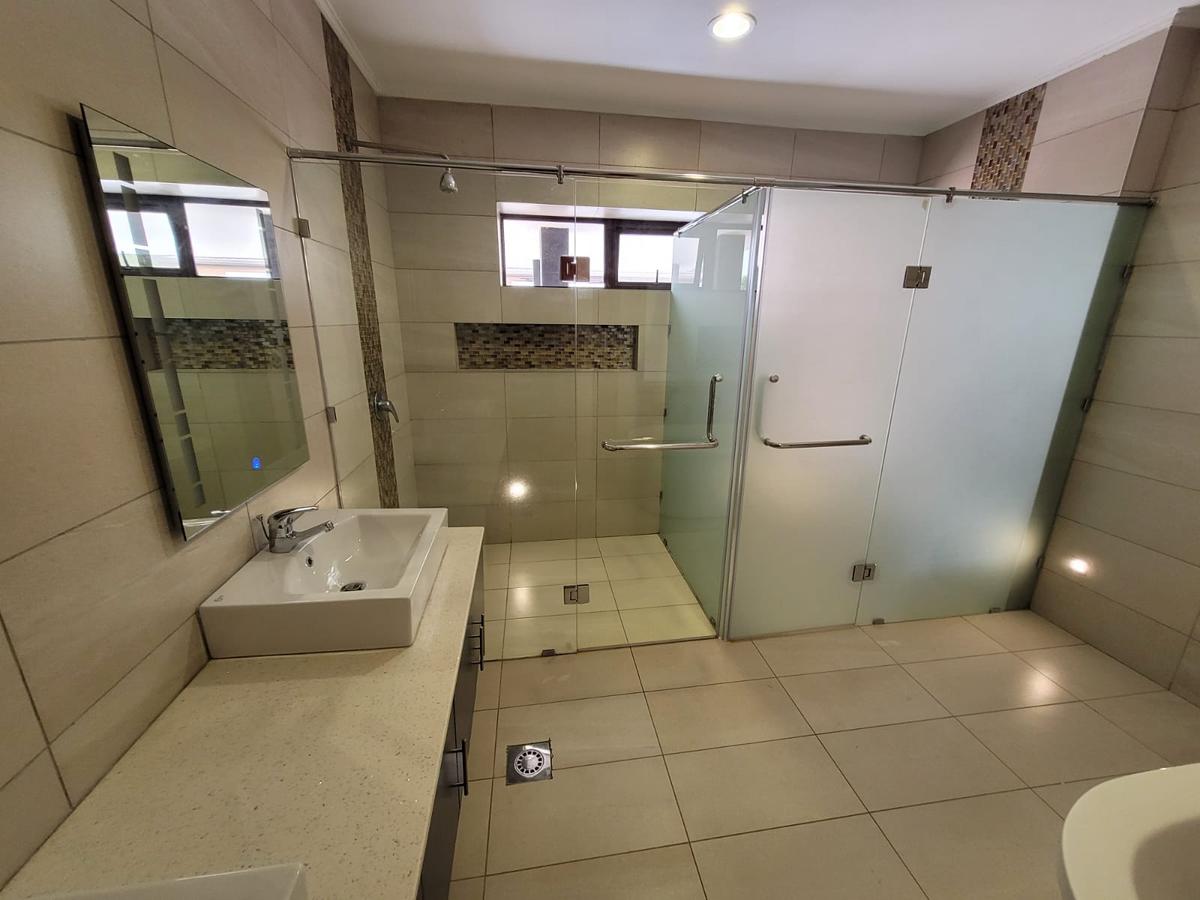 5 Bed Townhouse with En Suite at Lavington - 7