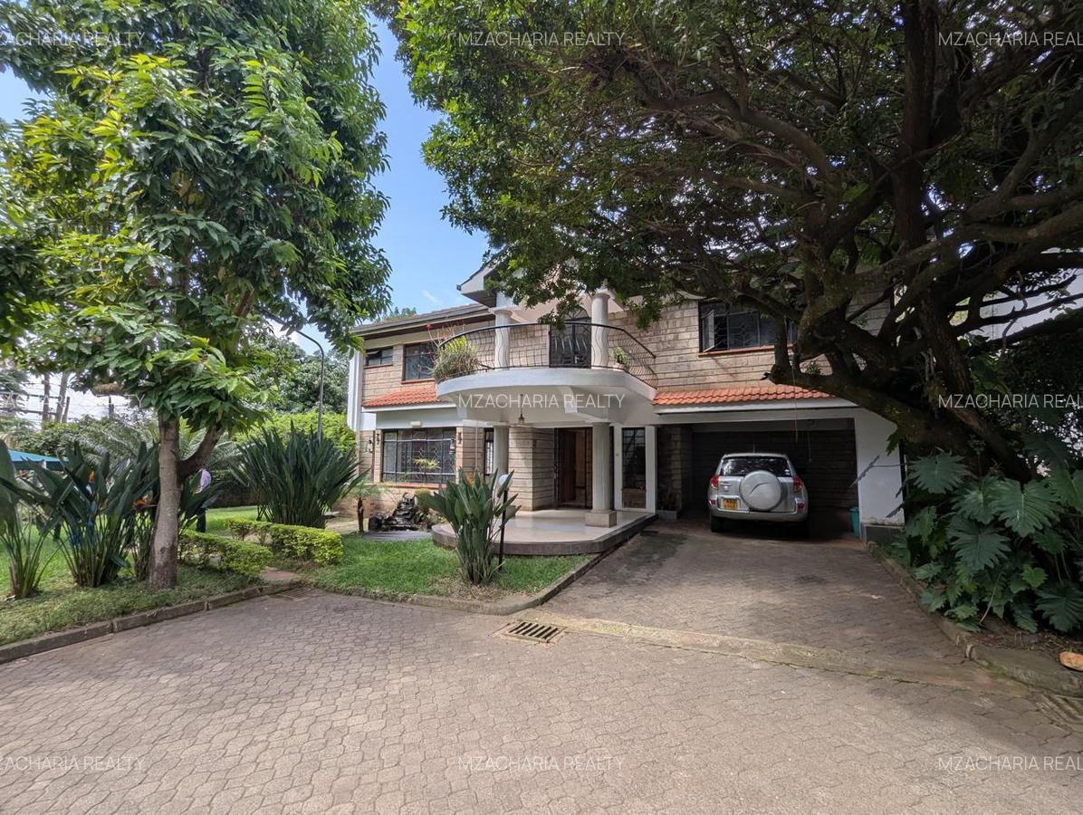 5 Bed House with En Suite in Brookside - 4