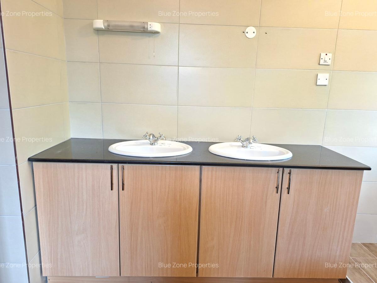 4 Bed Townhouse with En Suite at Off Glory Rd - 14