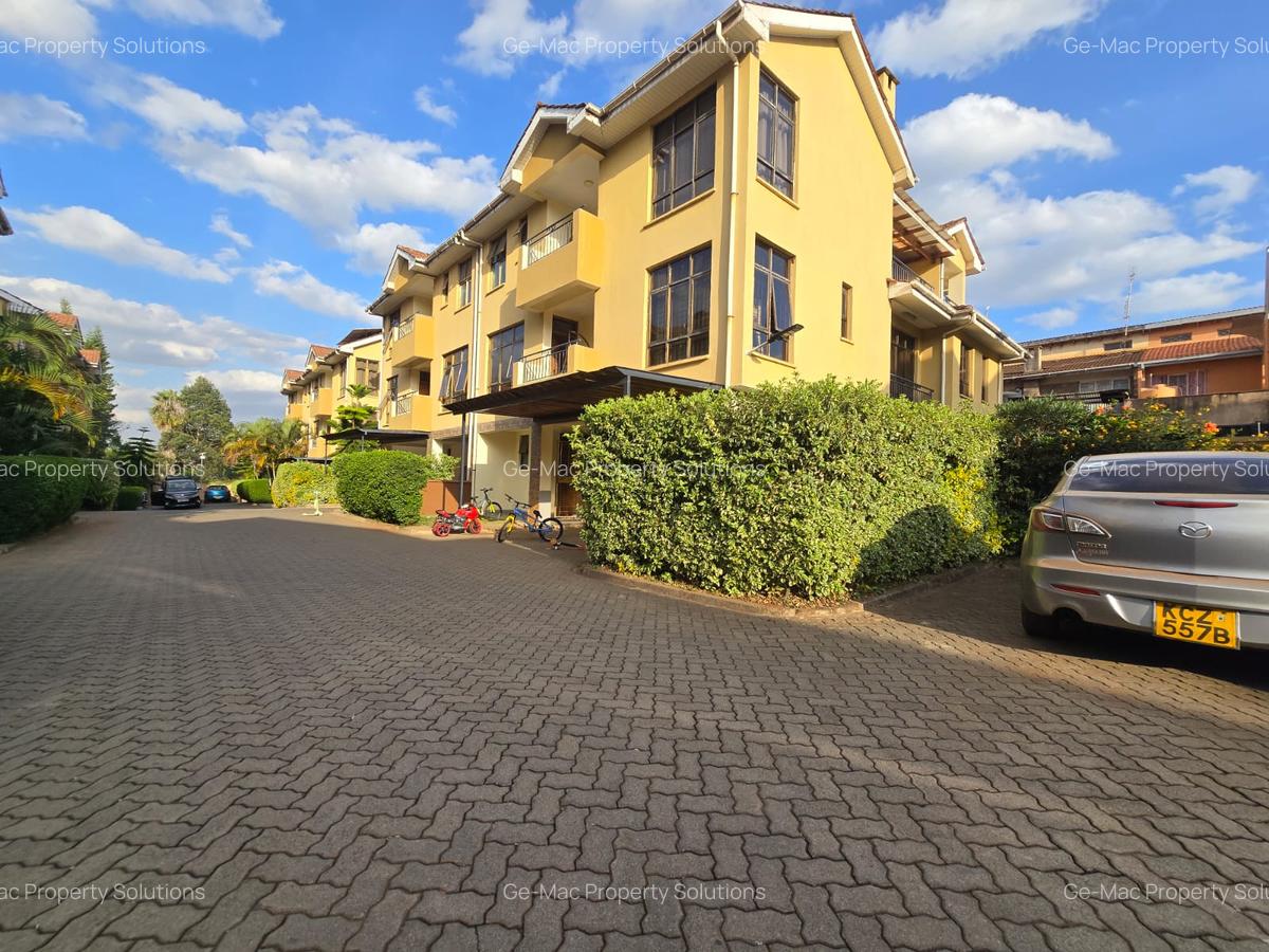 5 Bed House with En Suite in Lavington - 1