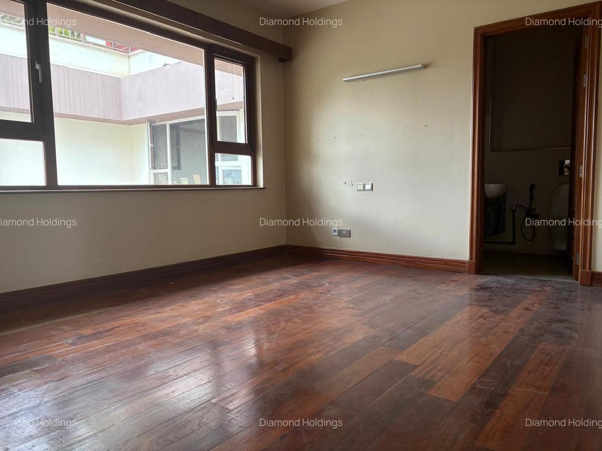 4 Bed Apartment with En Suite at Parklands - 13