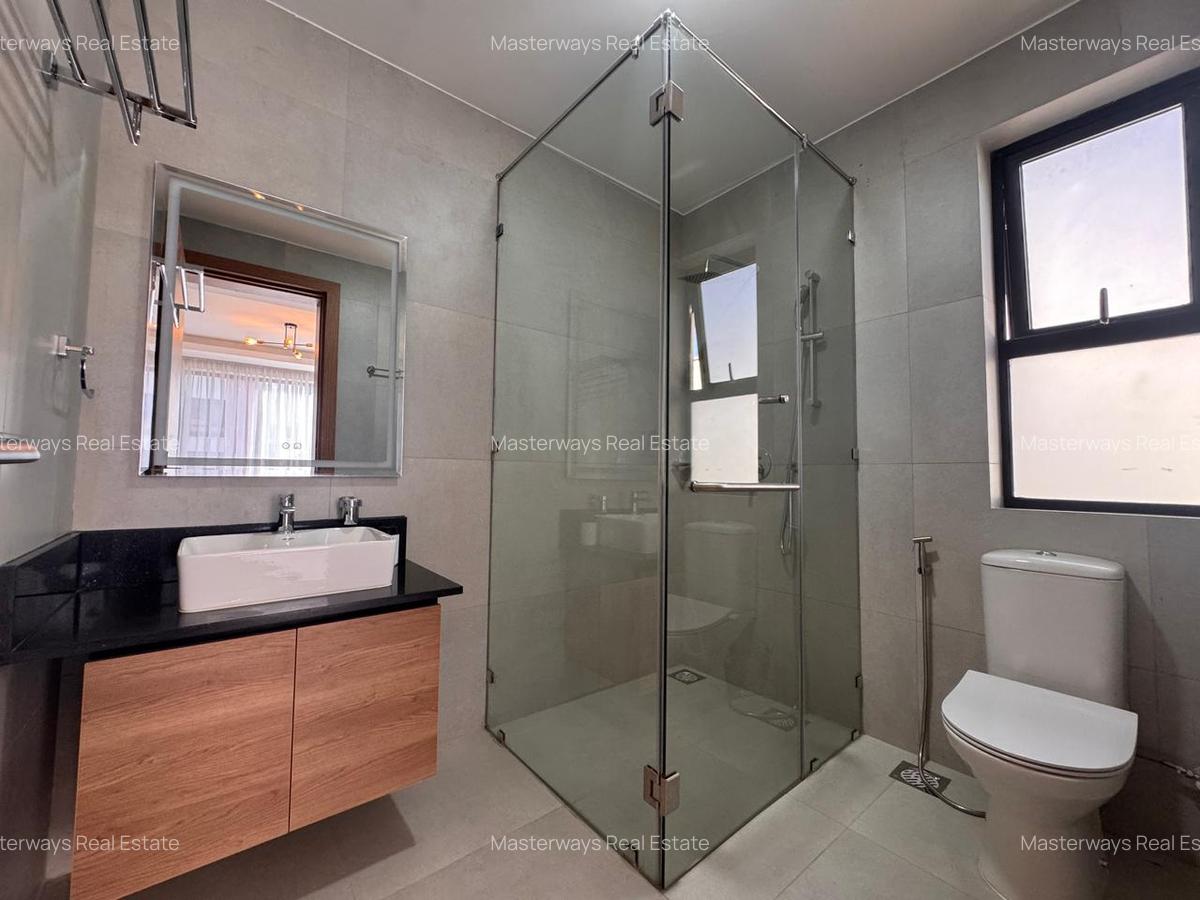 4 Bed Villa with En Suite in Membley - 5