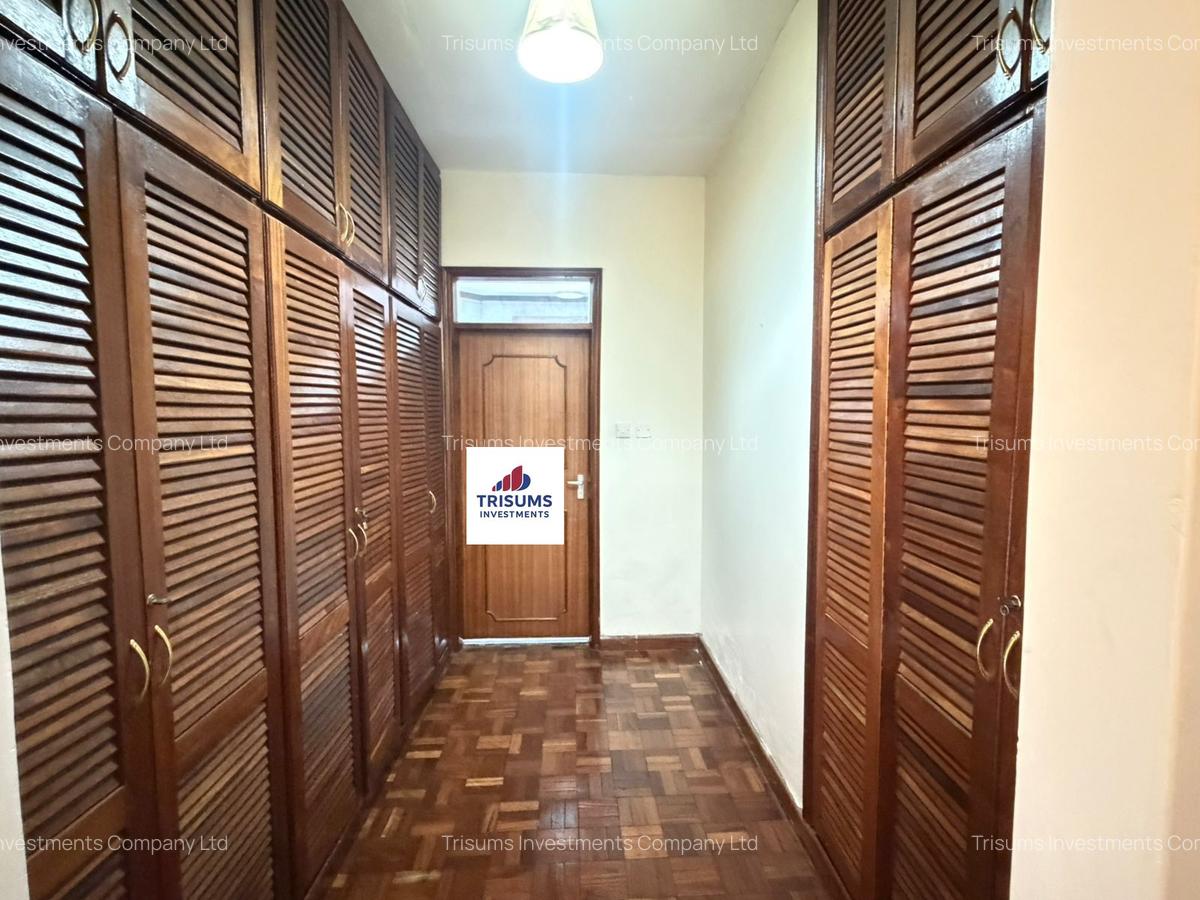 5 Bed House with En Suite in Runda - 14