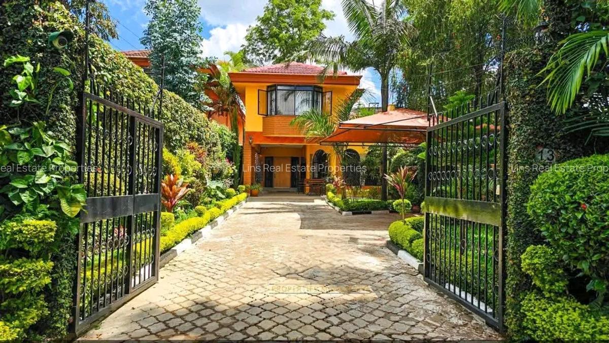 4 Bed Townhouse with En Suite in Brookside - 1