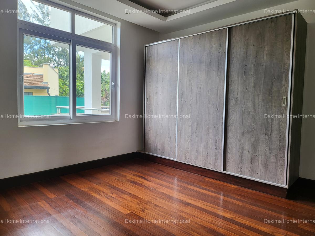 5 Bed House with En Suite in Runda - 7