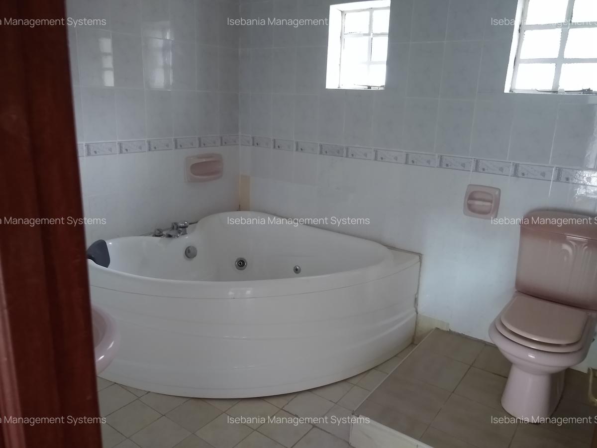 5 Bed House with En Suite at - 10