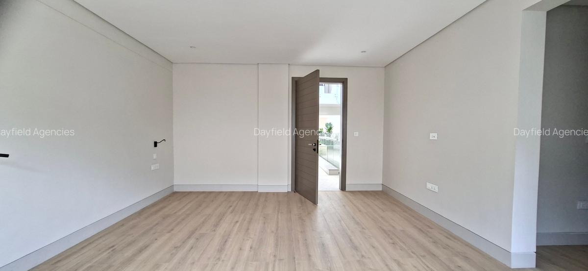 5 Bed House with En Suite at Off Grevillea Grove - 5