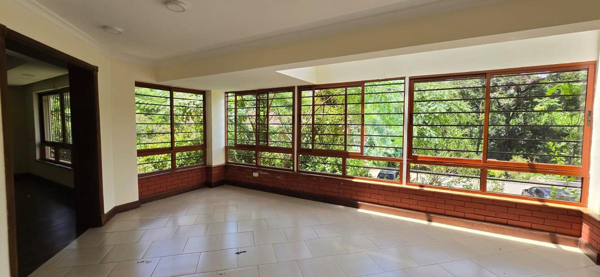 5 Bed House with En Suite in Spring Valley - 12
