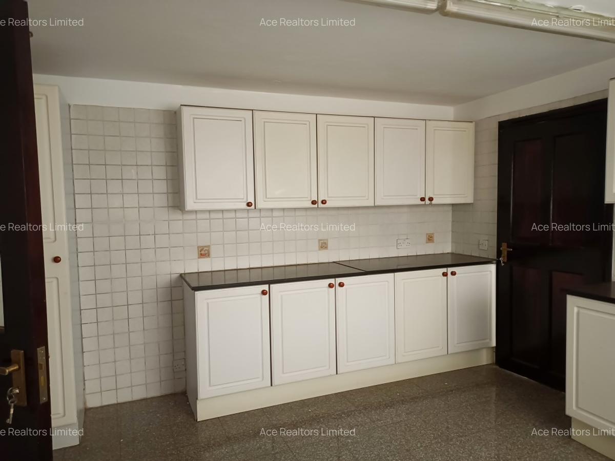 3 Bed Apartment with En Suite at Lantana Road - 5