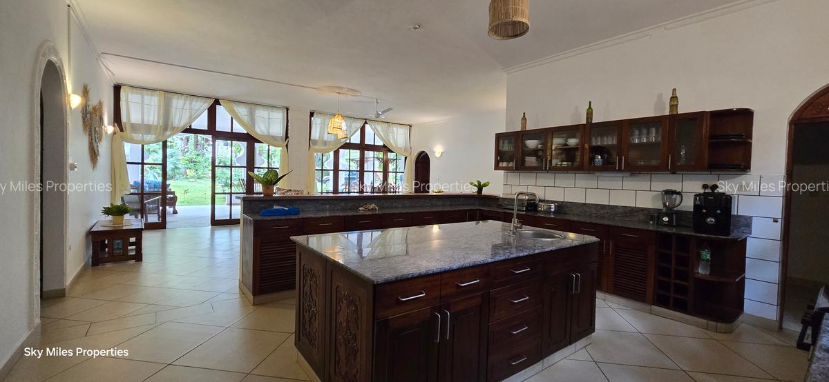 Serviced 3 Bed Apartment with En Suite at La-Marina - 15