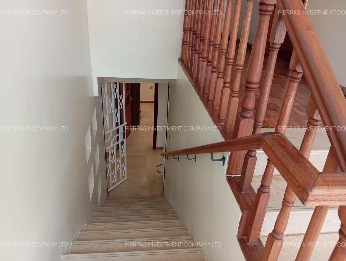 5 Bed Townhouse with En Suite in Lavington - 17