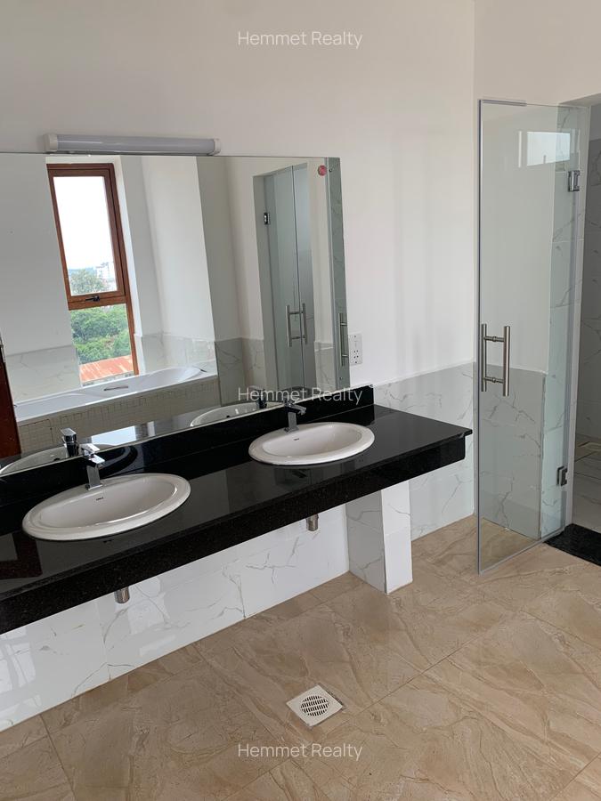 3 Bed Apartment with En Suite in Lavington - 7