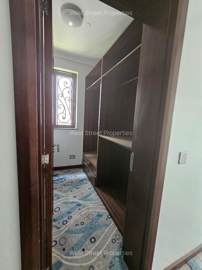 6 Bed Townhouse with En Suite at Lavington - 7