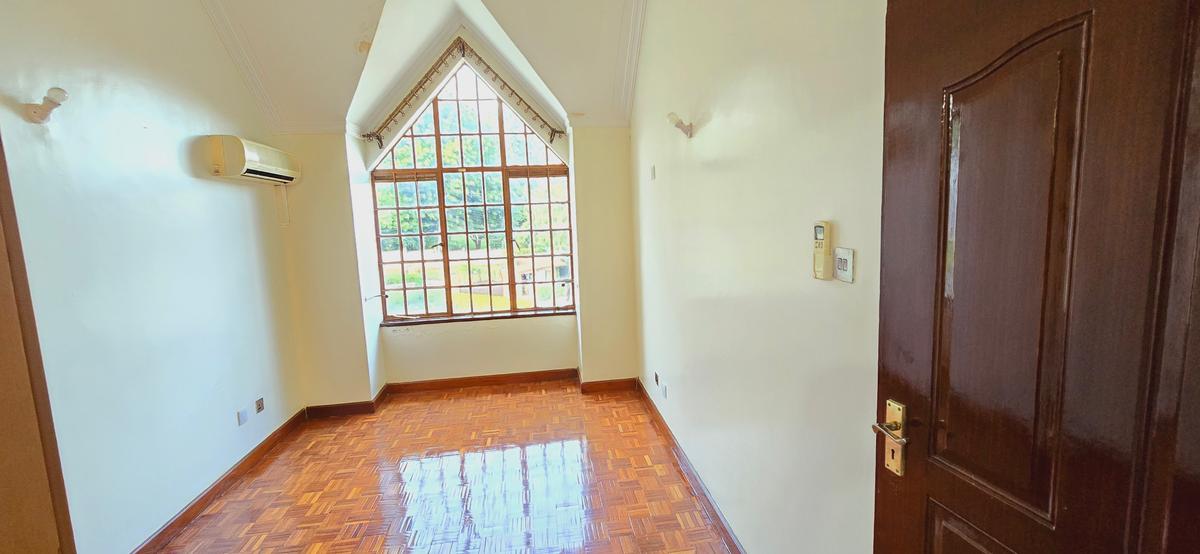 5 Bed Townhouse with En Suite at Off Convent Drive - 10