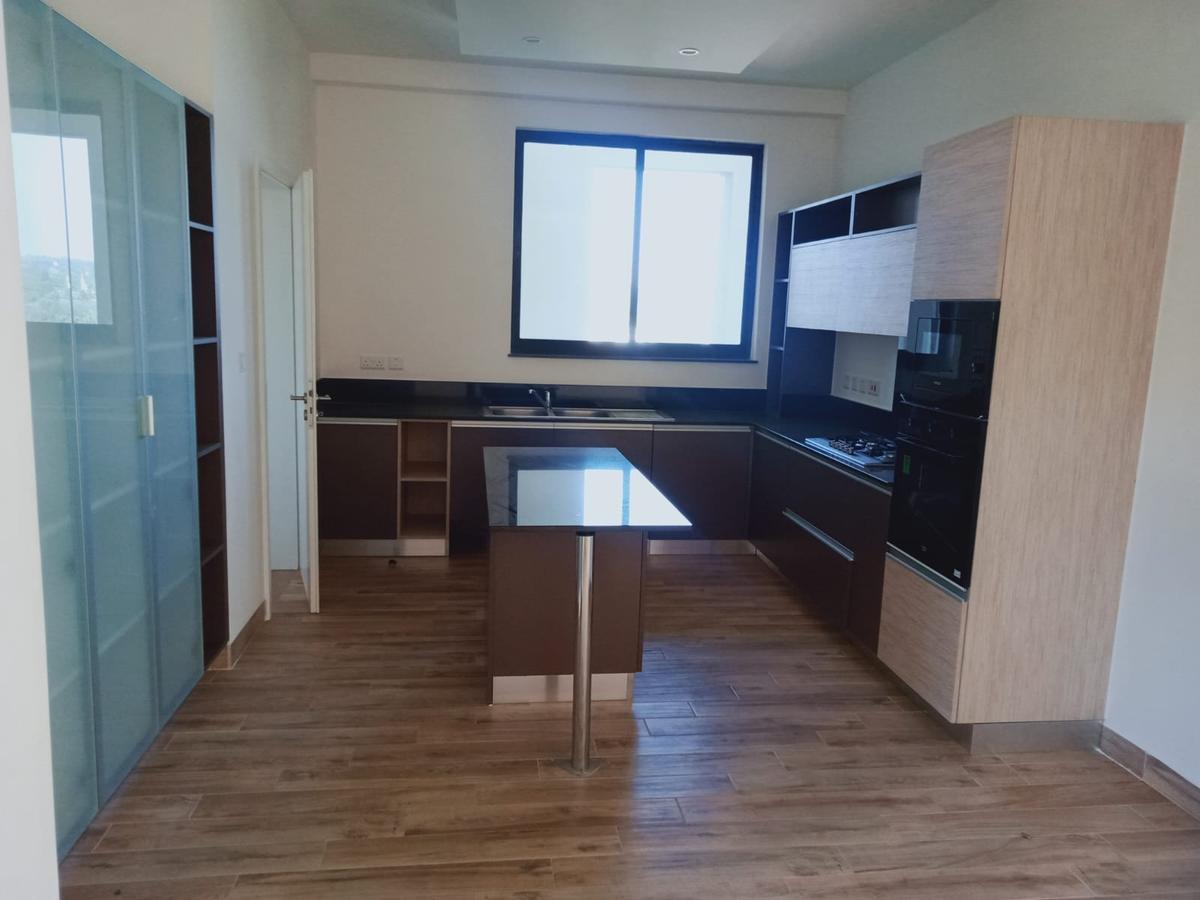 4 Bed Apartment with En Suite at River Side Drive - 15