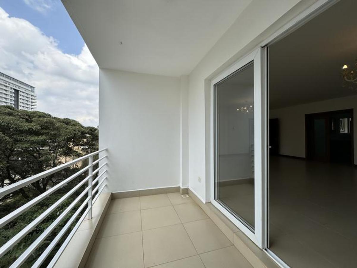 3 Bed Apartment with En Suite at Lavington - 4