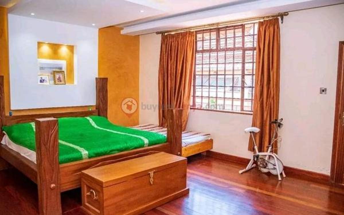 6 Bed Villa with En Suite at Lavington - 13