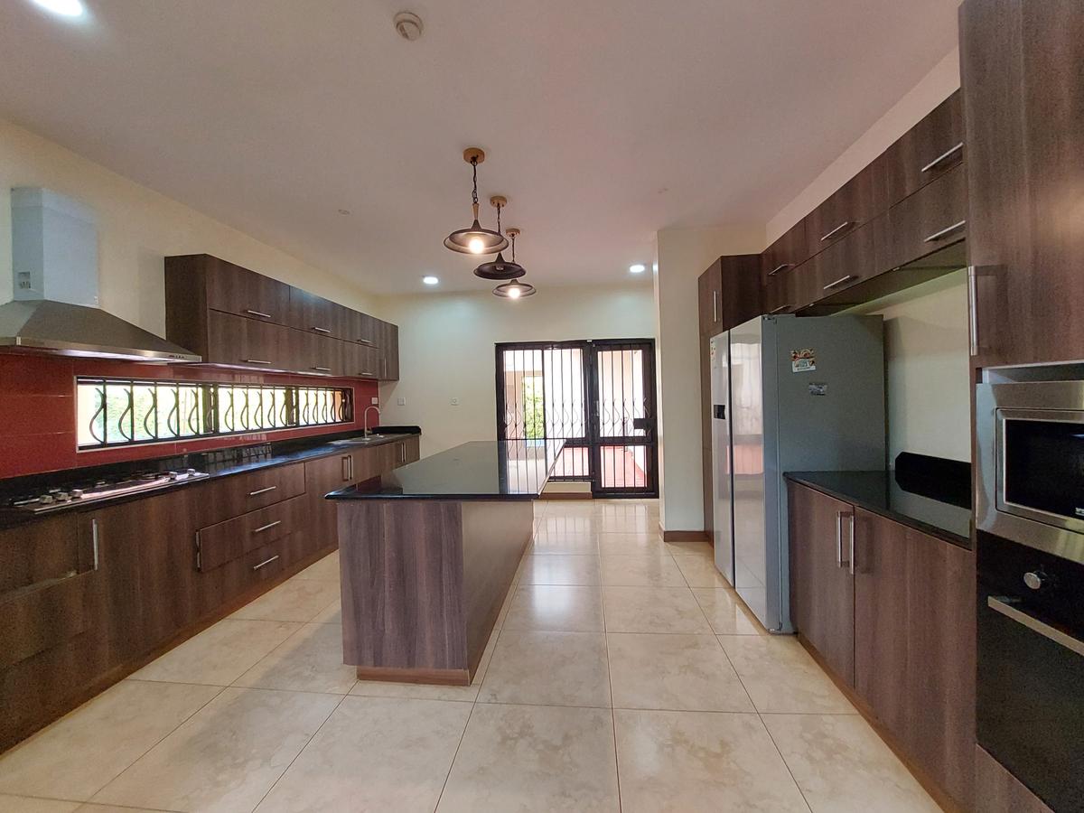 5 Bed House with En Suite at Soraya Drive - 20