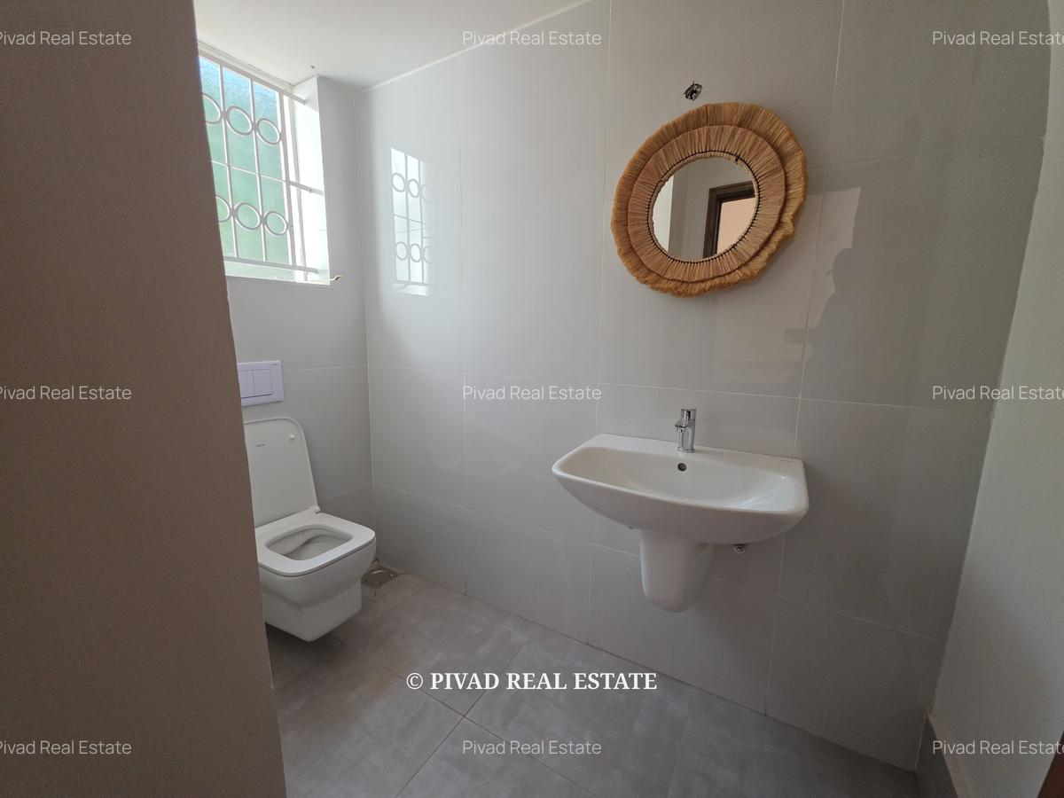 4 Bed House with En Suite in Runda - 2