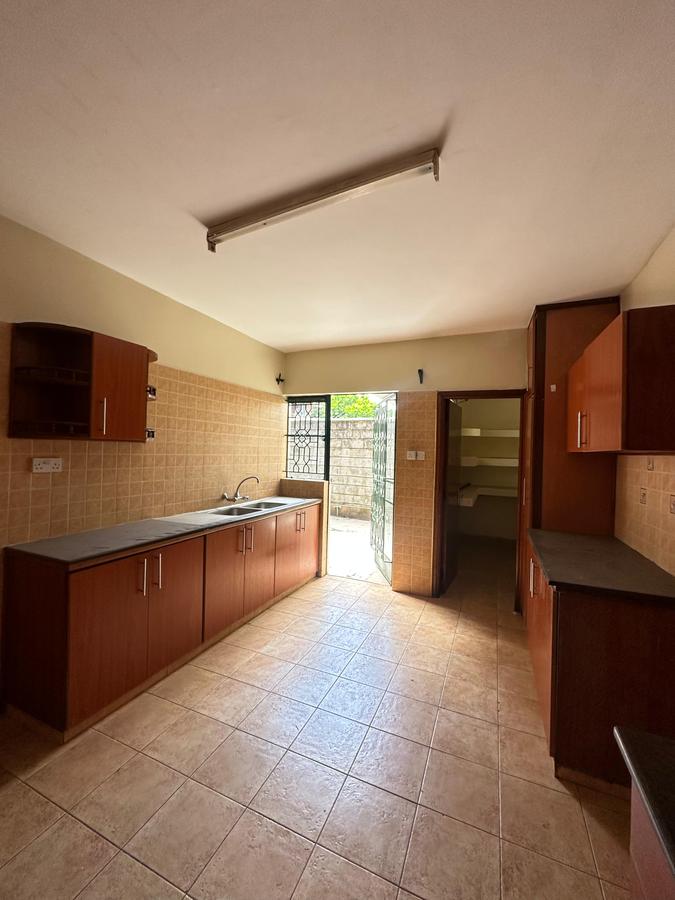 5 Bed Townhouse with En Suite in Lavington - 4