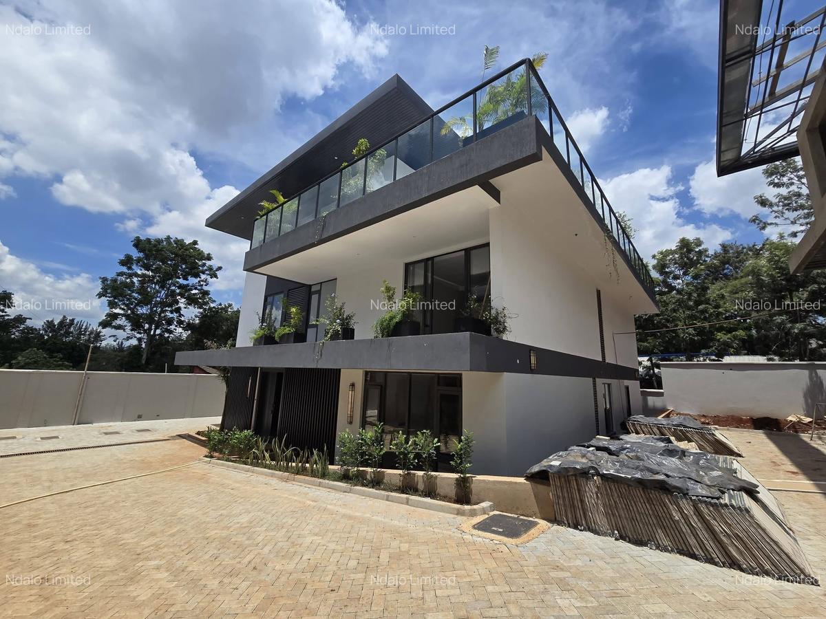5 Bed Townhouse with En Suite at Lavington - 1
