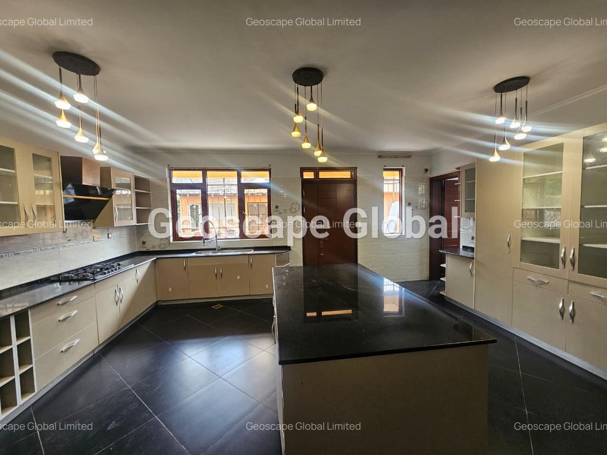 4 Bed House with En Suite in Ridgeways - 10