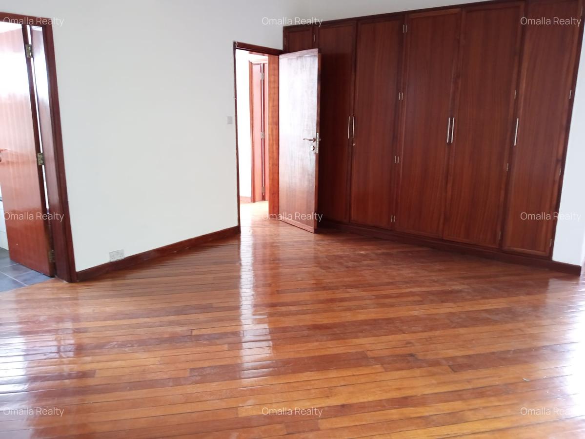 4 Bed House with En Suite in Lavington - 6