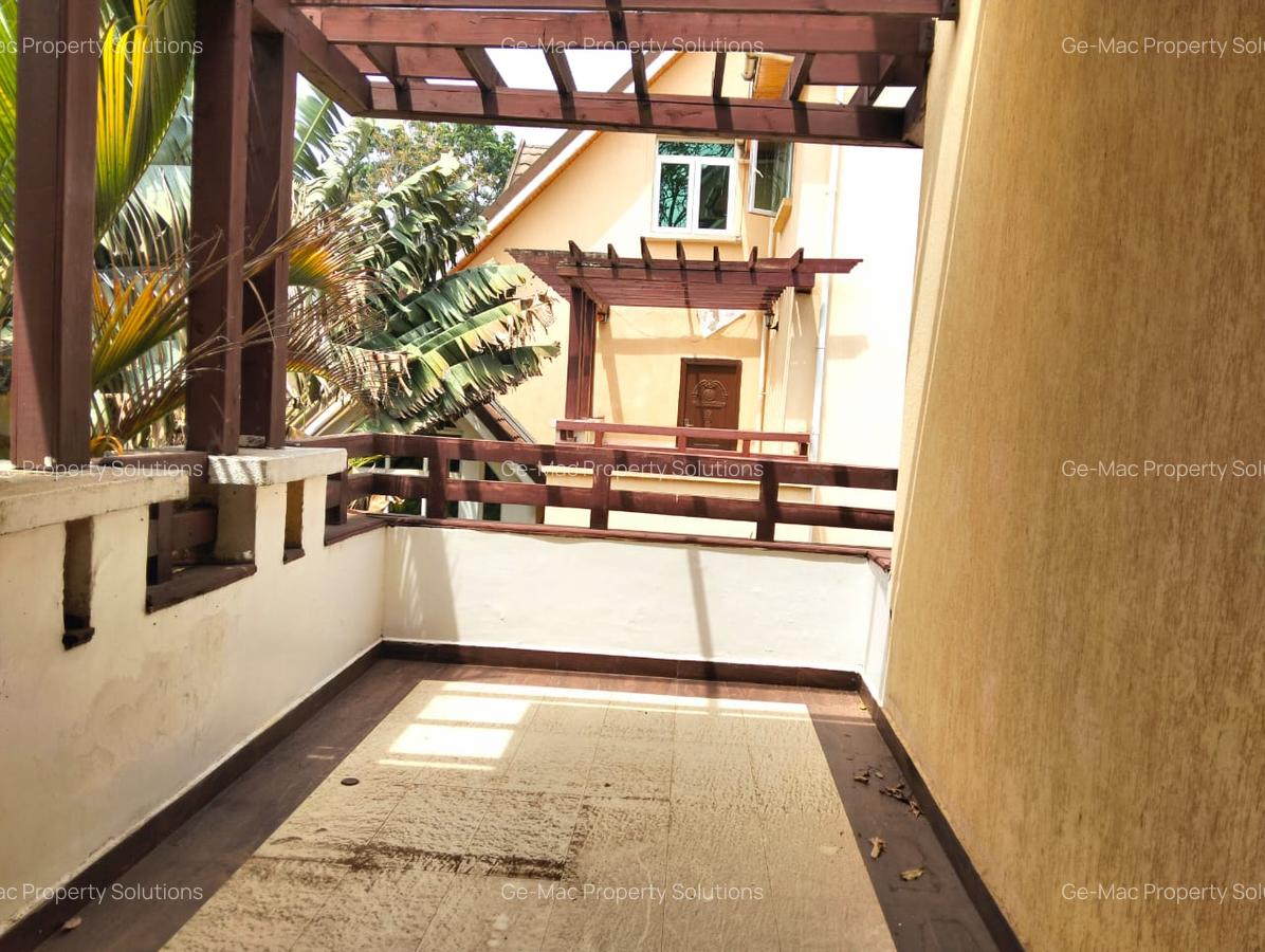 5 Bed House with En Suite in Lavington - 3