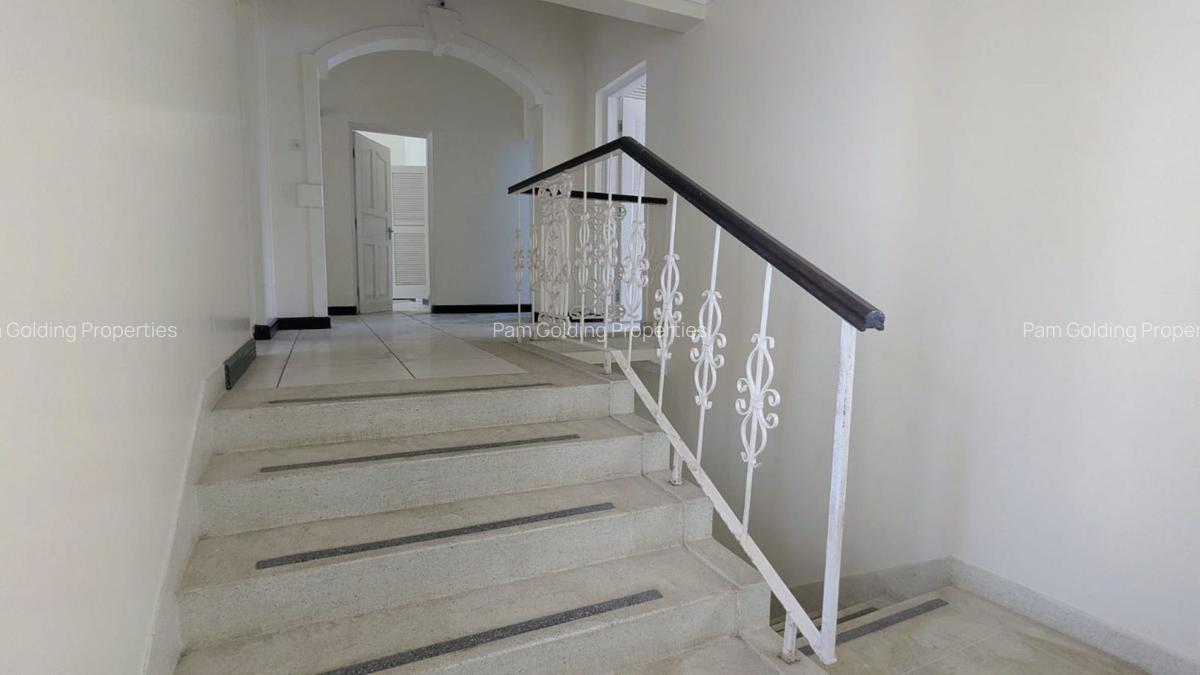 4 Bed House with Swimming Pool at Links Road - 7