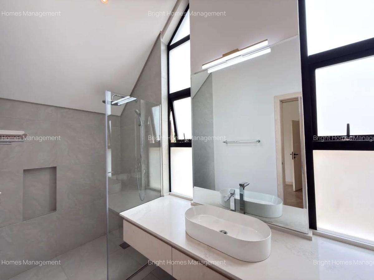 5 Bed Townhouse with En Suite in Lavington - 14