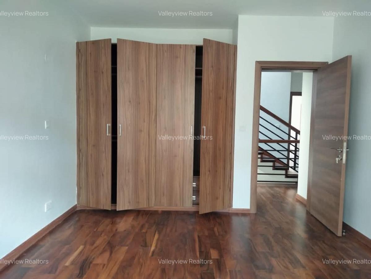 5 Bed Townhouse with En Suite at Lavington - 11