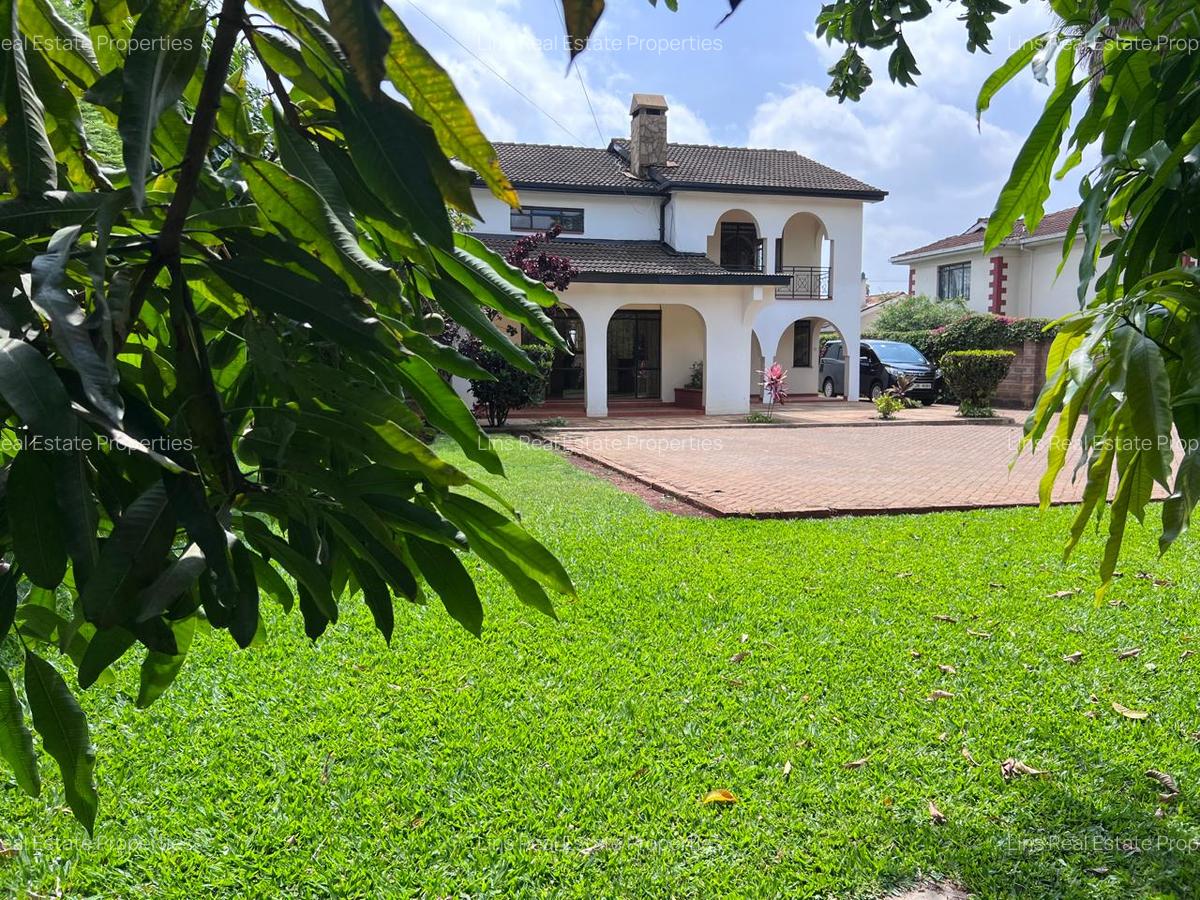 4 Bed House with En Suite in Mountain View - 1