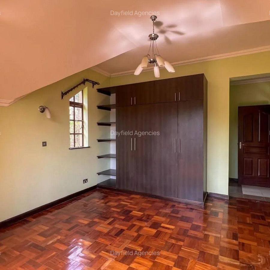 4 Bed House with En Suite in Rosslyn - 5